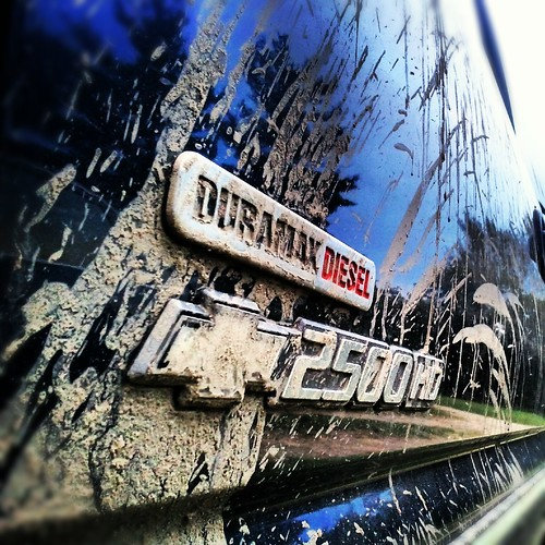 Chevy 2500 Logo, jossa on kuivattua mutaa